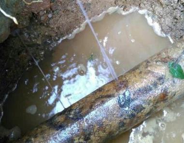 茶陵楼顶渗水维修公司分享下地暖漏水的原因及检测方法。